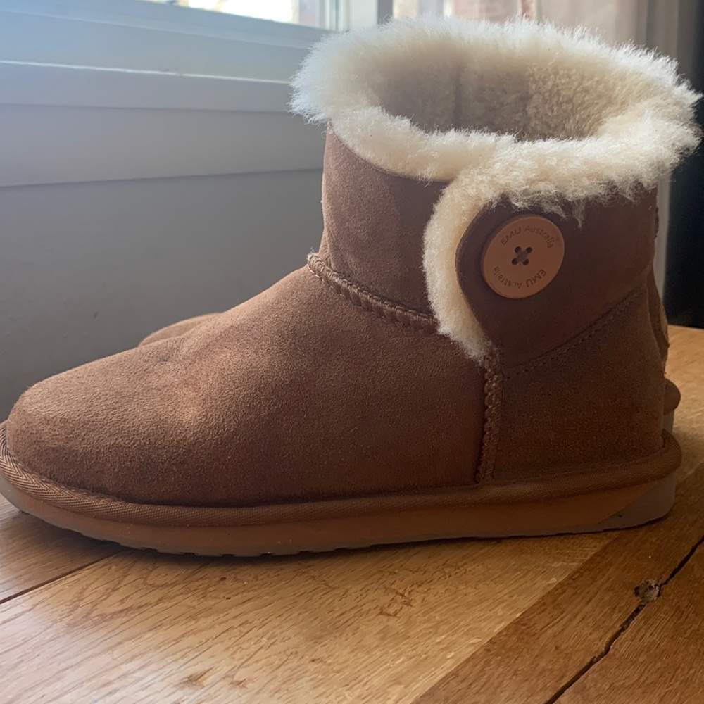 Emu size 8 button slipper boot